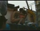 大阪で全裸男が女性のブラジャーをはぎ取る【見物人は制止せず】