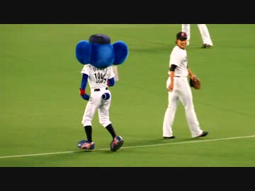 【ドアラ】グラウンドを駆け回りカレンダーの宣伝