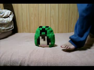 【Minecraft】600円でクリーパーカー少女座布団クッション作ってみた