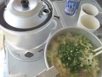 【白】早春の海でサッポロ一番塩らーめんをすすった