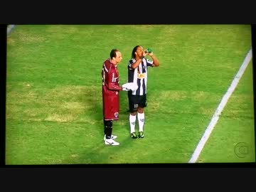 ロナウジーニョの頭脳プレーこれぞマリーシア！