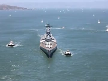 ゴールデンゲートブリッジを通過する戦艦アイオワ