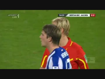 さり気なく女性審判の胸を触るサッカー選手ｗｗ