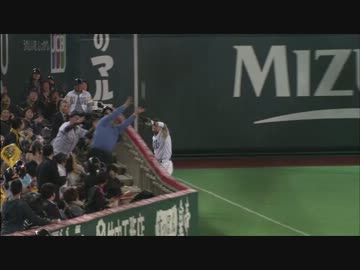 【珍プレー】 ホークス内川 観客の妨害でファウルフライ取れず(2013.03.29)