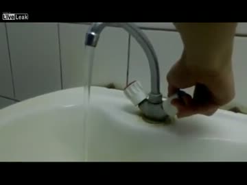 蛇口をひねったら水と一緒にレーシングカーまで出てきた件