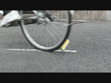 自転車で空き缶潰し