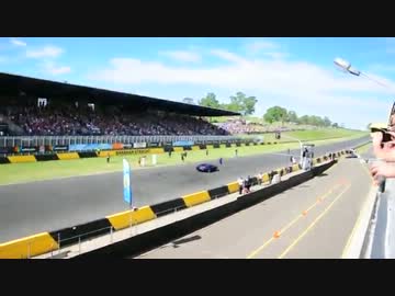 迫るランボルギーニをジャンプでかわす男、あぶねええええ