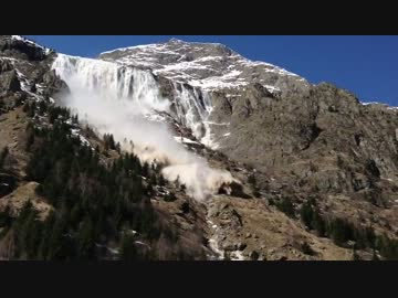 【アルプス山脈】雪解け水で土砂崩れ【フランスモンブラン】