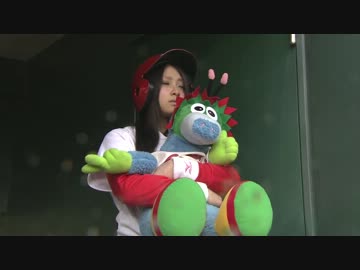 2013.4.20 堂林の打球の行方は... 出番待つホームランガールも見つめる