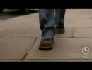CM　微笑みかける道行く人々