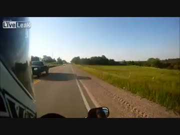 バイクが逆走してきた車に轢かれかける