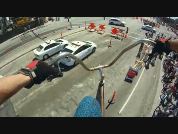 高さ4m超の自転車を操る人