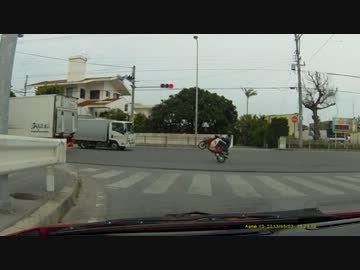 スクーターがウイリーして通過してった