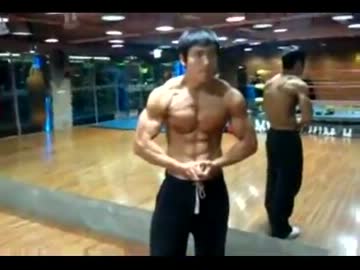 男性ボディビル