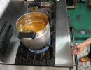 レトルトカレーを２３種まぜて　オリジナルカレーとして販売する。