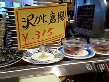 生きてる沢がにが回転寿司のレーンに乗ってワキワキこんにちわ！