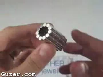 今までに見たことがないブレスレット（磁石）