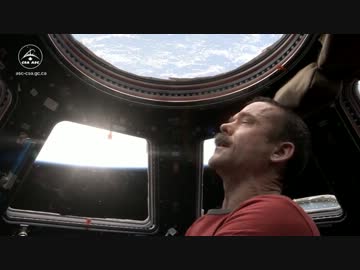 Space Oddityを歌う宇宙飛行士