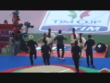 歌手PSYがパフォーマンス中に観客からブーイングを受け人種差別論議