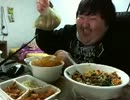 笑いながら飯を食う韓国人