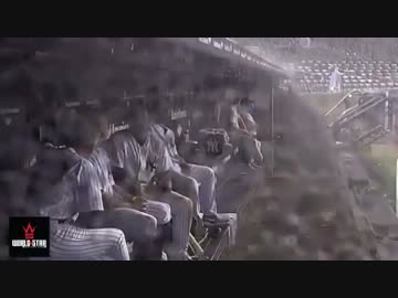 雷が鳴り驚くヤンキースとレッドソックスの選手達