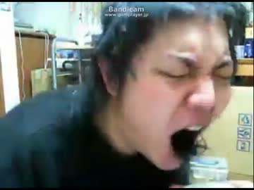 空腹のあまり遂に自分の髪の毛を食すシケキノコ