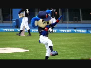 Hold My Handを熱唱するドアラ (2013/6/16 QVCマリン)