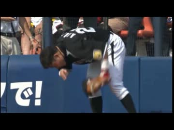 2013 6/23 新井貴浩　自分のグローブで顔面強打