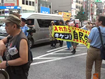 自民党に入れたら危険デモ？　新宿にて