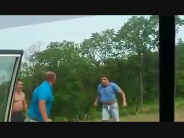 追い越し車線を塞いでた車にキれて道路上でストリートファイトが始まる