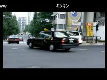 静かな民主党本部前でマイクテストをするおじさん