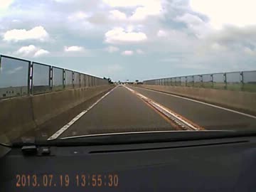 【ひき逃げ】　追突、逃走した トヨタ　アクア