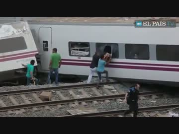 スペイン列車脱線事故後の救出されている人々