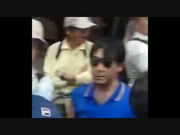 サッカーの試合で凶悪集団シバキ隊の隊員が旭日旗を使う