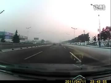 狂った車がノーブレーキで複数の二輪を跳ね飛ばして行った。中国山東省