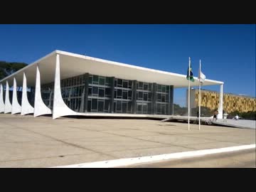 戦闘機の低空飛行で建物の窓ガラスがほぼ全壊