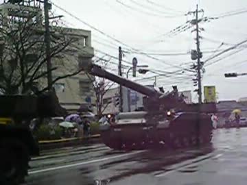 熊本では、時々、バス停に、戦車がやって来ます