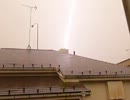 隣の家に雷が落ちた。