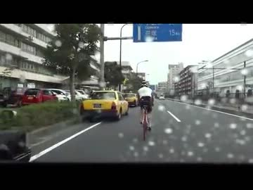 自転車にクラクションを鳴らす