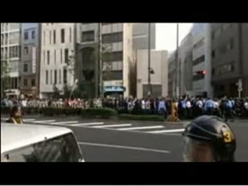平成25年8月15日　反天連に突っ込み機動隊に排除される　おじさん