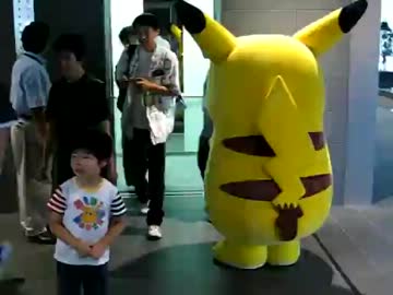 エレベーターに乗るピカチュウさん