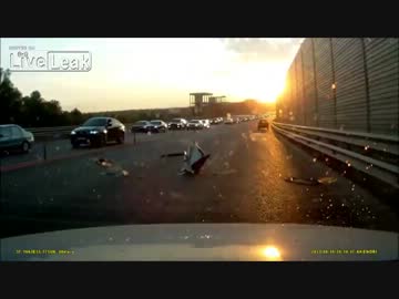 ロシアのドライバー吹っ飛び事故＠別角度