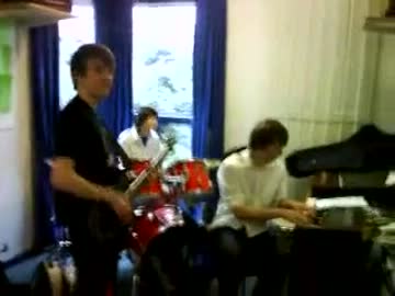 「バンドの練習中に警報アラームが鳴りそのままセッション！！」