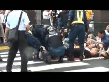 デモ隊の進行を妨害するしばき隊の車道座り込み2013/09/08