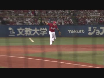 上本崇司 折れたバットを飛び越えてゴロをさばく