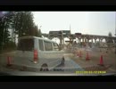 【秋分】ETCレーンの前で何かに気づいてバックする車【祝日】