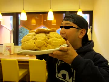 【大食い】軍艦シュークリーム２ｋｇ 『蜂の家』＠銀座