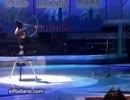 逆立ちしながら足を使って弓を射る