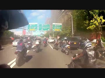 【リアルGTA】NY バイク集団が接触事故のSUV車を追いかけ暴行
