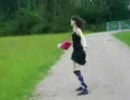 スキップする美脚外人女性